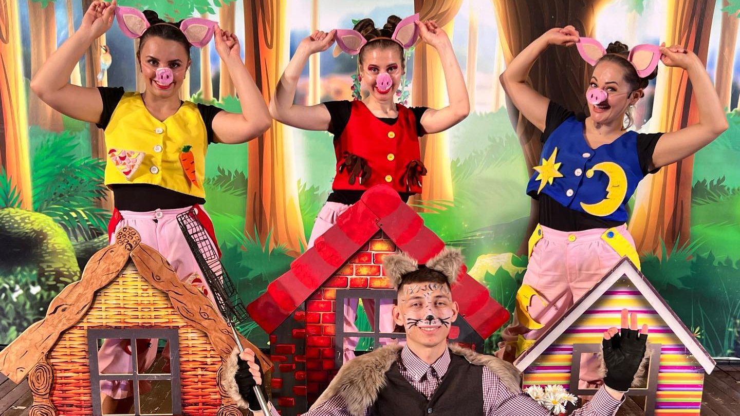 Aventurile celor Trei Purcelusi - Spectacol Interactiv de Animatie pentru Copii  | 13 APRILIE 2024 |  11-00  