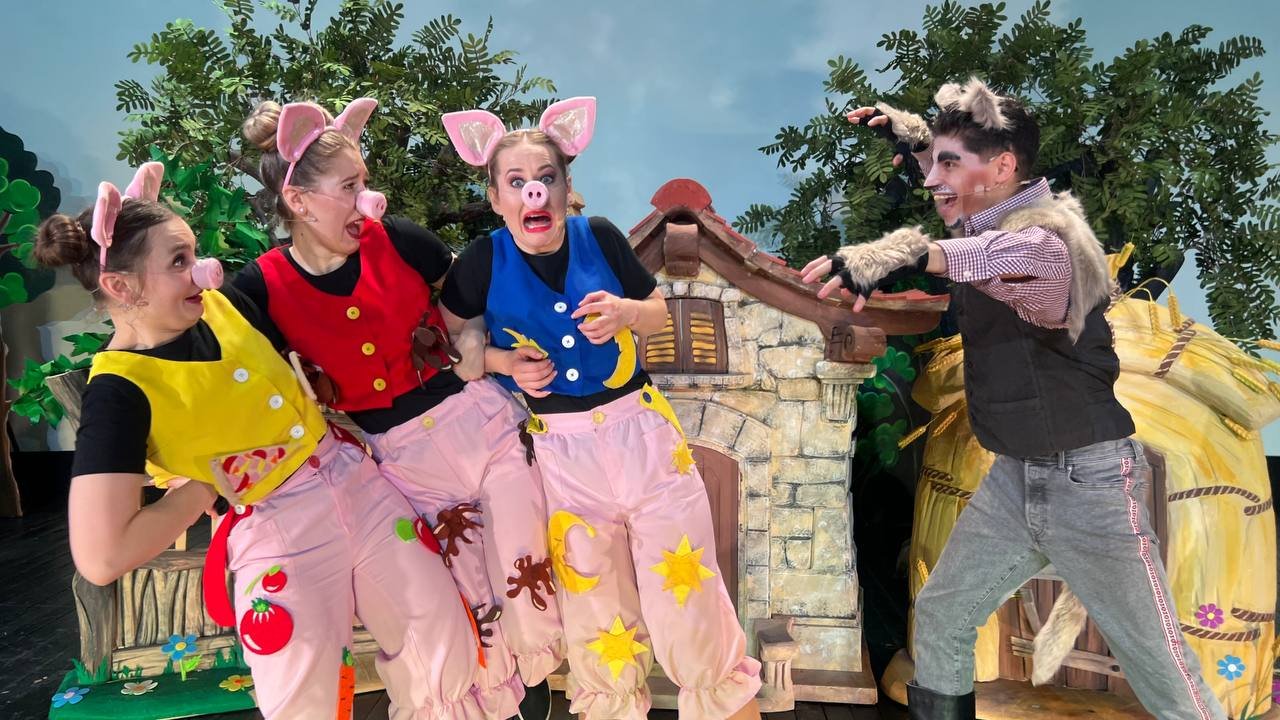 Aventurile celor Trei Purcelusi - Spectacol Interactiv pentru Copii  | Teatrul Planeta Clounella | 15 FEBRUARIE 2025 |  11-00 