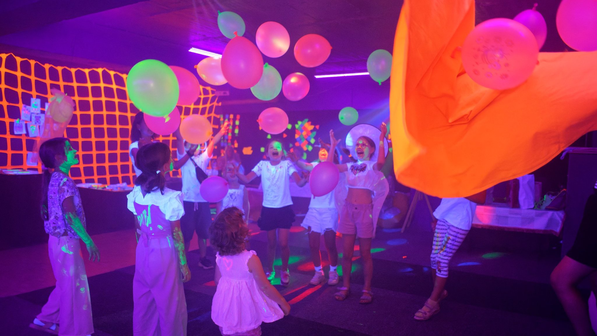 Neon Time Party 7 Aprilie