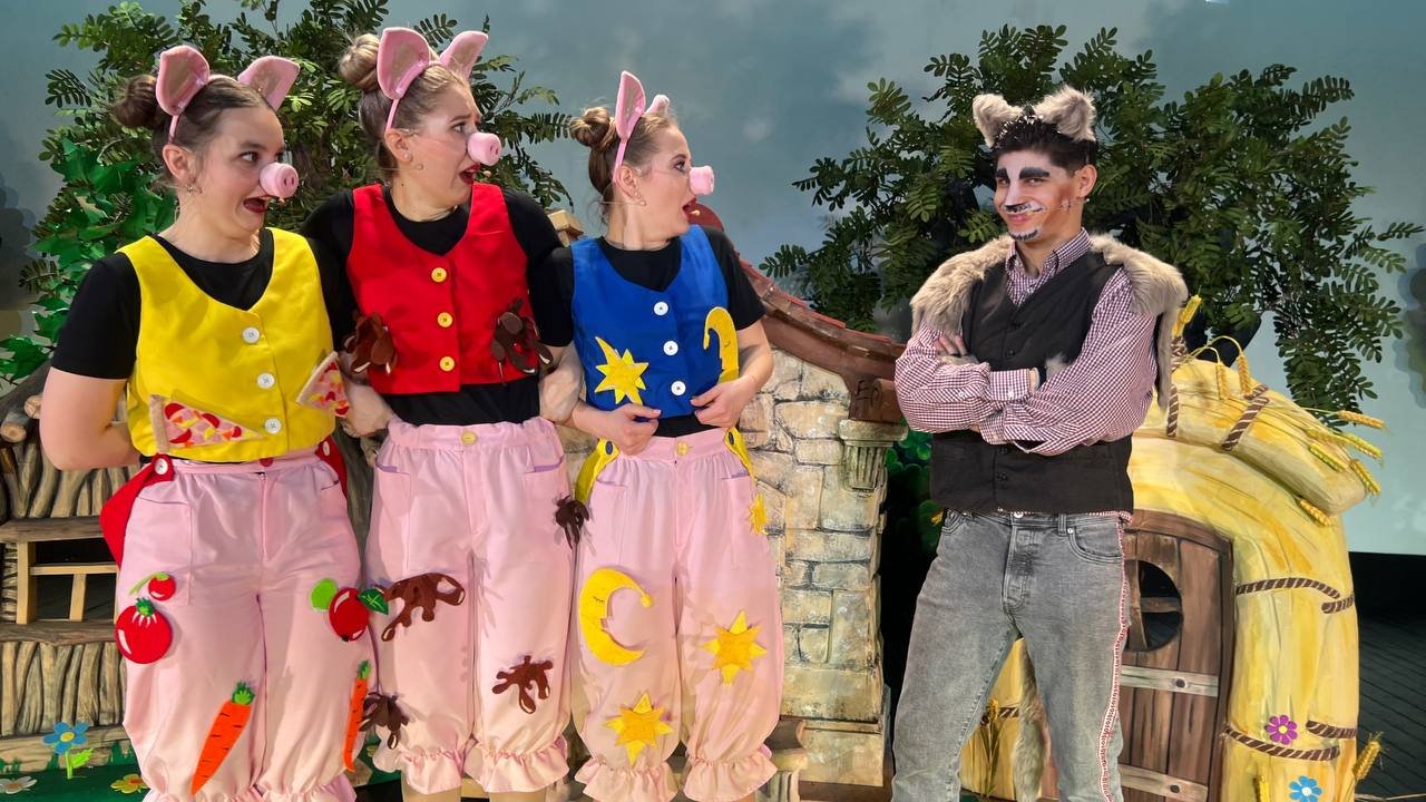 Aventurile celor Trei Purcelusi - Spectacol Interactiv pentru Copii  | Teatrul Planeta Clounella | 20 SEPTEMBRIE 2025 |  11-00 