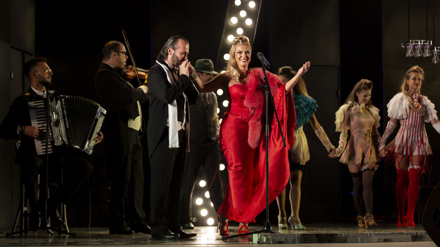 FEMEIA, ETERNA POVESTE de Ema Stere